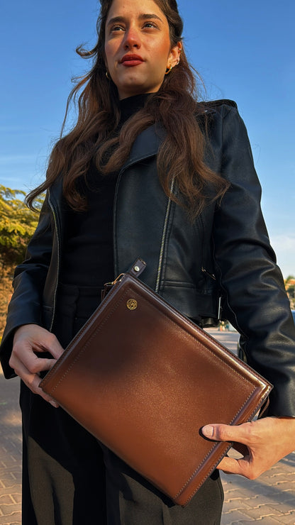 Razi Clutch In Brown